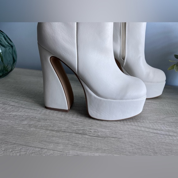 MADDEN GIRL Women's Kourt Sculpted-Heel Platform Booties - Picture 5 of 9